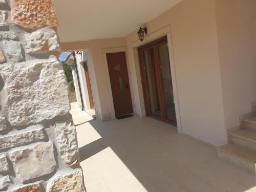 um corredor de uma casa com uma parede de pedra em Villa Istra em Divšići