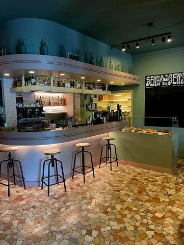 Lounge nebo bar v ubytování Sensole locanda contemporanea
