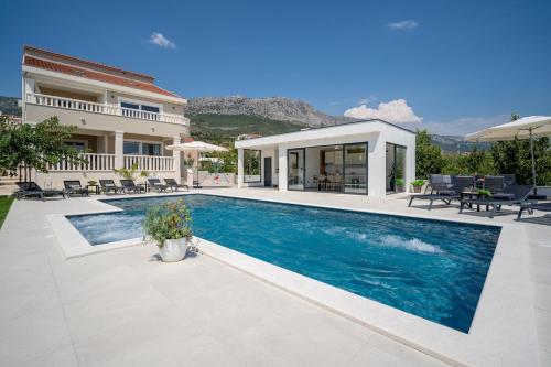 Villa Marisa with 51sqm pool, 5 bedrooms, gym