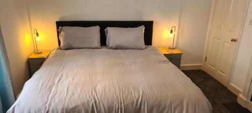 a bedroom with a bed with two lamps on both sides at Fore Street Bodmin in Bodmin