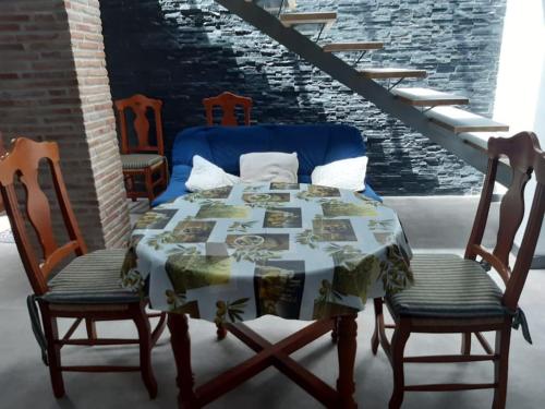 a table with two chairs and a table with a tablecloth at Casa llena de vida con patio y terraza in Coín
