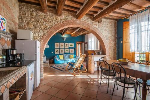 a kitchen with a table and chairs in a room at La Ripa - Appartamento I Ghiri in San Gimignano
