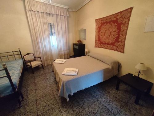 1 dormitorio con 1 cama con 2 toallas en Apartamento Valle del Medio, en San Vicente de Alcántara