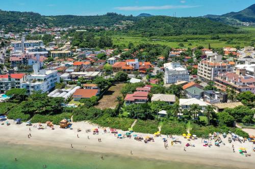uma vista aérea de uma praia numa cidade em Pousada Carolina em Florianópolis