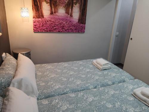 1 dormitorio con 1 cama y una pintura en la pared en ApartEasy - Eixample Center en Barcelona