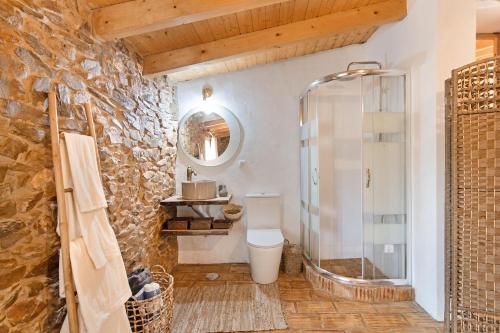 W łazience znajduje się toaleta i przeszklony prysznic. w obiekcie Quinta do Silêncio w mieście Tavira