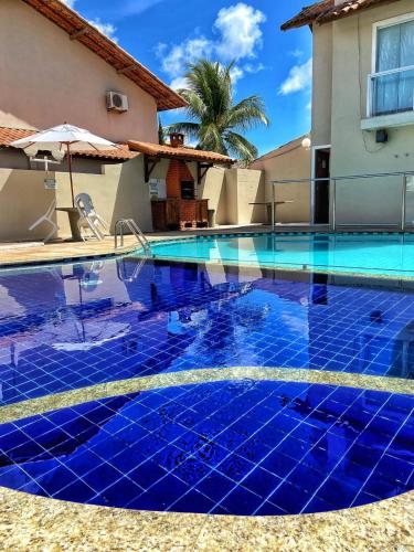 Bazén v ubytování Apartamento 10 - Praia Taperapuã- BA- Próximo ao Axé Moi -até 8 pessoas nebo v jeho okolí