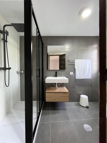 a bathroom with a sink and a mirror at MSuites Viveiro in Viveiro