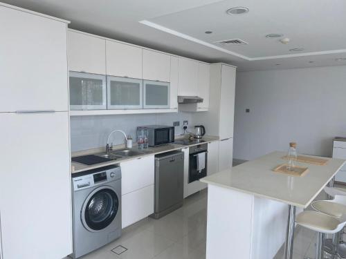 Kitchen o kitchenette sa One bedroom apartment with pool & gym near Marina