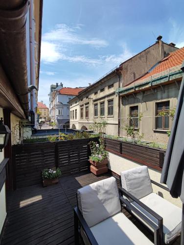 a balcony with chairs and a view of a city at Apartament Podcienie z tarasem Bielsko-Biała Old Town in Bielsko-Biala