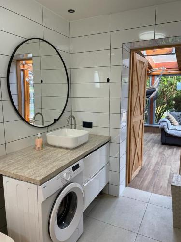 レバルにあるFerienhaus 1の洗濯機と洗面台を備えたバスルーム