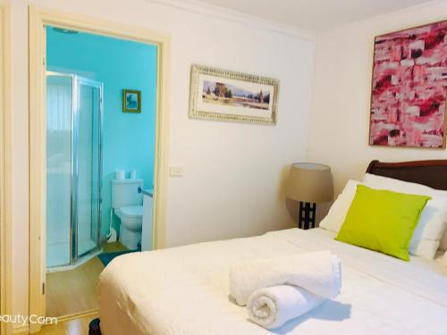 a bedroom with a bed with a towel on it at Boxhill 短租房 in Box Hill