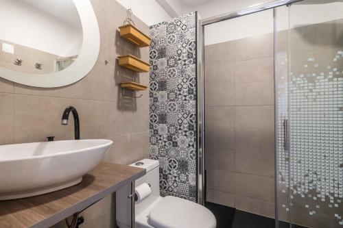La salle de bains est pourvue d'un lavabo, de toilettes et d'une douche. dans l'établissement Casa Almar by Portucasa, à Ferragudo