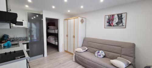 - un salon avec un canapé et une chambre dans l'établissement le calypso, à Saint-Aygulf