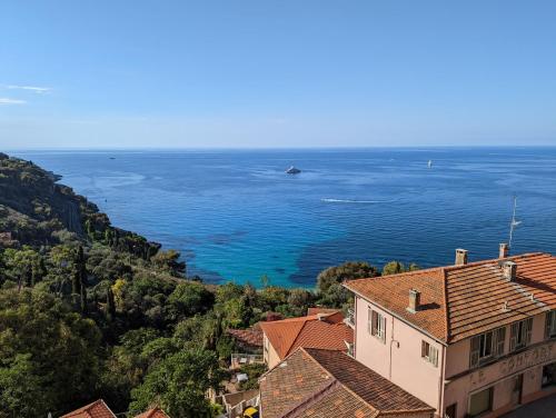 une vue sur l'océan depuis une maison dans l'établissement Appartement Villa Belle Epoque Roquebrune Cap Martin, à Roquebrune-Cap-Martin