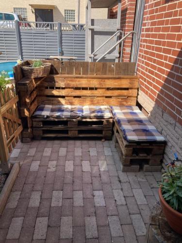 un patio con un banco de madera en Ferienwohnung Rumbeck, en Hessisch Oldendorf