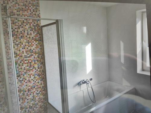 y baño con ducha y bañera. en Stylische Penthouse Wohnung, en Hamburgo