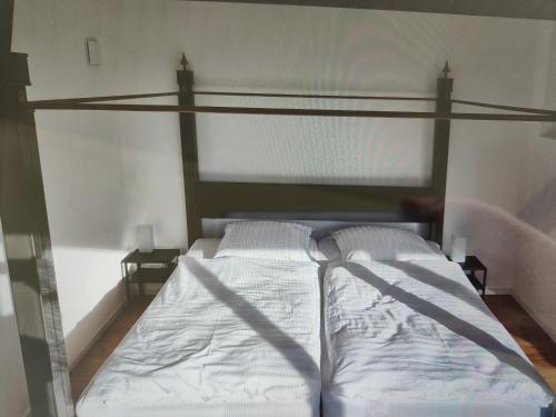 1 cama grande en una habitación con 2 mesitas de noche en Stylische Penthouse Wohnung, en Hamburgo