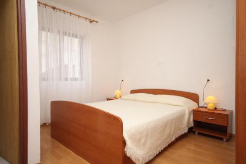 מיטה או מיטות בחדר ב-Triple Room Metajna 4120e