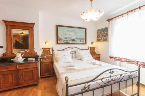 um quarto com uma cama, um espelho e um lustre em Apartments and rooms with WiFi Makarska - 11063 em Makarska