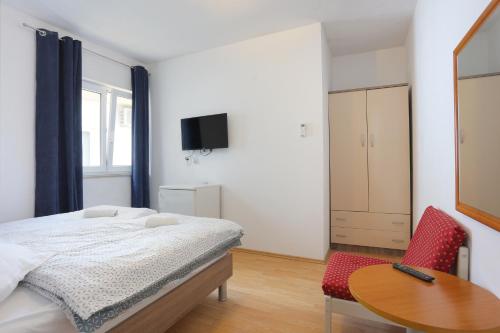 Postel nebo postele na pokoji v ubytování Apartment Tucepi 2676a