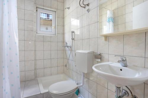 Koupelna v ubytování Apartment Tucepi 2676a