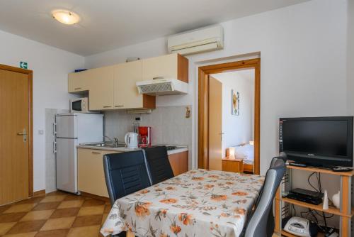 Family-friendly apartments with swimming pool Trogir - 16509