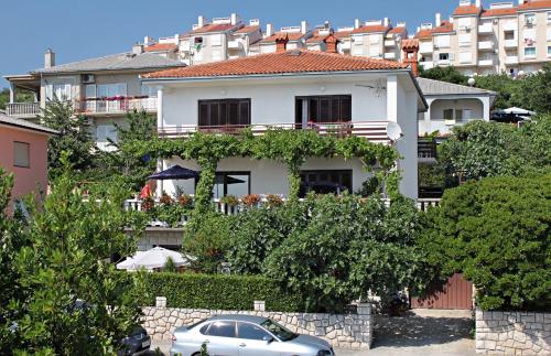 Apartments with parking space Novi Vinodolski - 2421