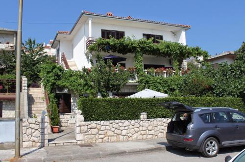 Apartments with parking space Novi Vinodolski - 2421