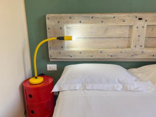 Schlafzimmer mit einem Bett mit einem Kopfteil aus Holz in der Unterkunft Appartamento Due in Diano Marina