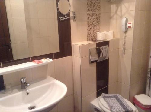 Kylpyhuone majoituspaikassa Hotel Kosta Famissi