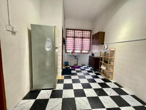 Cozy 10 Entire House 4 Bedroom At Alma Bukit Mertajam في بوكيت ميرتاجام: مطبخ مع أرضية مصدية سوداء وبيضاء