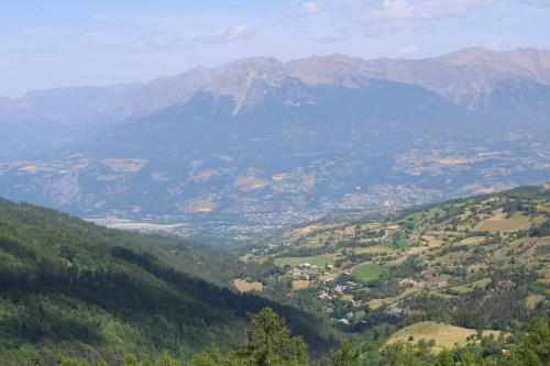 a view of a valley with mountains in the background at Hôtel L'Escale Blanche in Les Orres