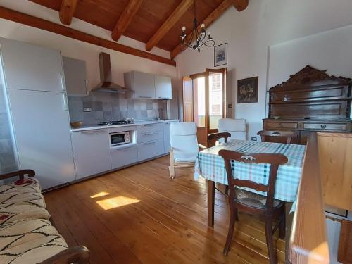 een keuken en eetkamer met een tafel en stoelen bij alla piana in Varallo