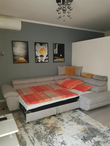 sypialnia z łóżkiem i kanapą w obiekcie Alex Apartman w mieście Békéscsaba