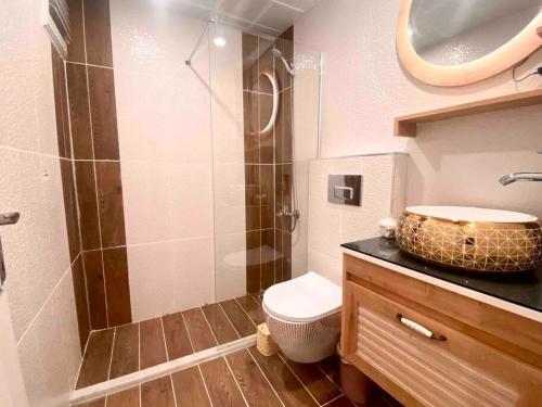 a bathroom with a shower and a toilet and a sink at JAZZY TOP CLASS 3 BEDROOMS HOMES 100Mb Wi-Fi in Antalya