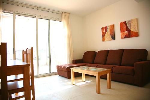 ein Wohnzimmer mit einer Couch und einem Couchtisch in der Unterkunft Hotur Via Augusta in Creixell