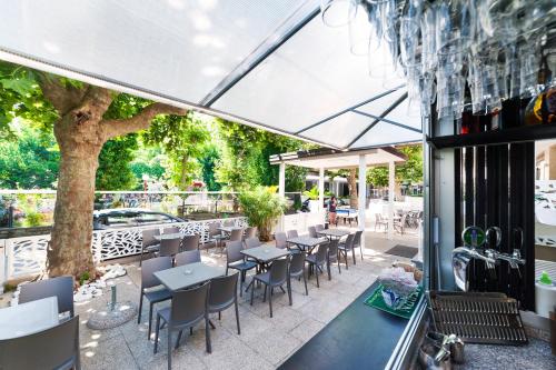 Un restaurante o sitio para comer en Mantovani Hotel Murano & Mariù