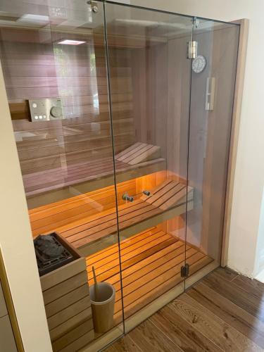 doccia con cabina in vetro in camera di Opulence luxury spa suite - private access to beach in Opatija a Opatija