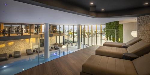 Bazén v ubytování Aminess Laurel Khalani Hotel nebo v jeho okolí