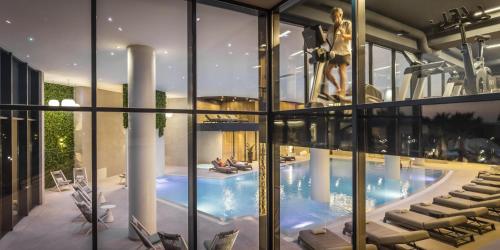 Bazén v ubytování Aminess Laurel Khalani Hotel nebo v jeho okolí