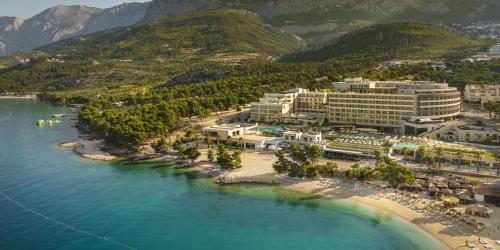 eine Luftansicht eines Resorts am Strand in der Unterkunft Aminess Khalani Hotel in Makarska