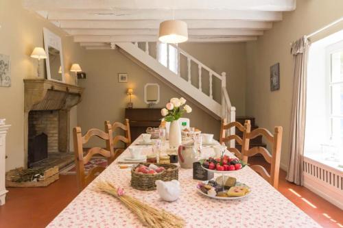 - une salle à manger avec une table et des fruits dans l'établissement Manderley, à Arceau