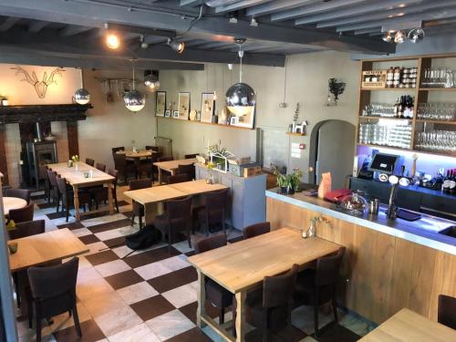 a restaurant with tables and chairs in a room at Het Heerenlogement Beusichem in Beusichem