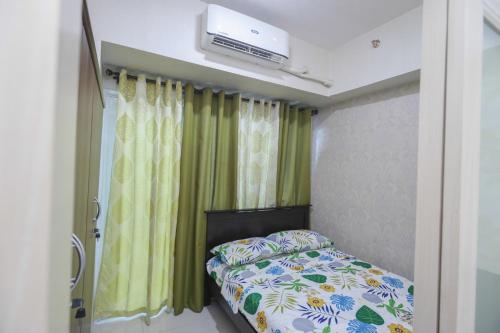- une petite chambre avec un lit et une télévision au plafond dans l'établissement 1BR Suite @ SM Jazz Residences - WIFI & Netflix, à Manille