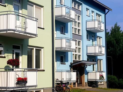 a tall apartment building with balconies and flowers on it at Mäntylinnan Huoneistomajoitus in Mänttä