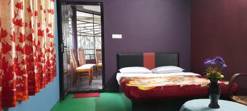1 dormitorio con cama y espejo en Le Farmhouse Munnar, en Anachal