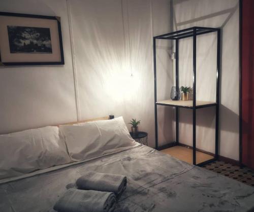 uma cama com duas almofadas num quarto em Treehouse Hostel em Kuching