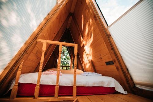 uma cama num pequeno quarto numa casa na árvore em Oruba bungalov em Rize