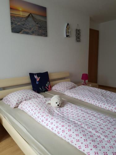ein Schlafzimmer mit einem Bett mit einem ausgestopften Tier darauf in der Unterkunft Bed and Breakfast Bergheimat in Linthal